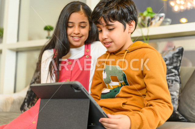 اخ و اخت  طالبان سعوديان خليجيان يتشاركان في حل الواجب المنزلي من خلال جهاز التابلت ،الدراسة من خلال منصة تعليمية للتعلم عن بعد ،  التعلم عن بعد ، مفهوم التعليم عبر الانترنت ، التعليم المنزلي ، العزلة الذاتية .
