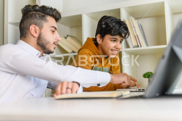 طالبان سعوديان خليجيان يتشاركان في حل الواجب المنزلي من خلال جهاز الابتوب  ،الدراسة من خلال منصة تعليمية للتعلم عن بعد ،  التعلم عن بعد ، مفهوم التعليم عبر الانترنت ، التعليم المنزلي ، العزلة الذاتية .