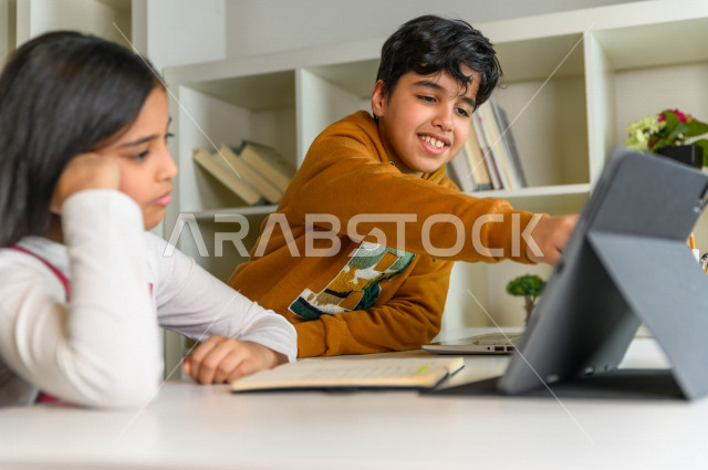 اخ و اخت  طالبان سعوديان خليجيان يتشاركان في حل الواجب المنزلي من خلال جهاز التابلت ،الدراسة من خلال منصة تعليمية للتعلم عن بعد ،  التعلم عن بعد ، مفهوم التعليم عبر الانترنت ، التعليم المنزلي ، العزلة الذاتية .