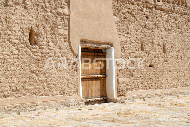التصاميم و الفنون الهندسية المعمارية للمباني الطينية على الطراز القديم، مشروع تطوير الدرعيه التاريخي, صورة مقربة للأبواب الخشبية وأسوار قصر سلوى في البجيري في حي الطريف، المباني والبيوت الطينية في الدرعية القديمة بمدينة الرياض، المواقع الأثرية والسياحية في المملكة