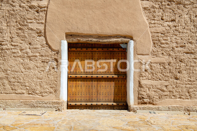 التصاميم و الفنون الهندسية المعمارية للمباني الطينية على الطراز القديم، مشروع تطوير الدرعيه التاريخي, صورة مقربة للأبواب الخشبية وأسوار قصر سلوى في البجيري في حي الطريف، المباني والبيوت الطينية في الدرعية القديمة بمدينة الرياض، المواقع الأثرية والسياحية في المملكة