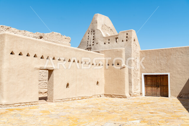 المواقع الأثرية والسياحية في المملكة، التصاميم و الفنون الهندسية المعمارية للمباني الطينية على الطراز القديم، مشروع تطوير الدرعيه التاريخي, الأبواب الخشبية وأسوار قصر سلوى في البجيري في حي الطريف، المباني والبيوت الطينية في الدرعية القديمة بمدينة الرياض