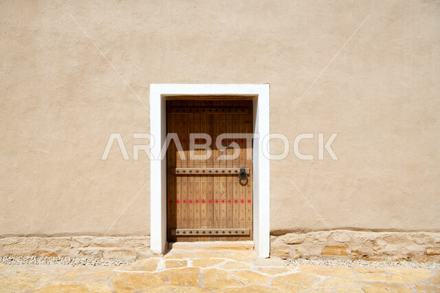 التصاميم و الفنون الهندسية المعمارية للمباني الطينية على الطراز القديم، مشروع تطوير الدرعيه التاريخي, صورة مقربة للأبواب الخشبية وأسوار قصر سلوى في البجيري في حي الطريف، المباني والبيوت الطينية في الدرعية القديمة بمدينة الرياض، المواقع الأثرية والسياحية في المملكة