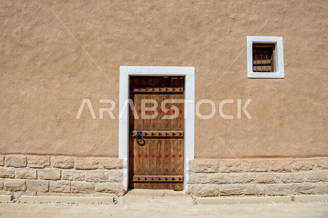 التصاميم و الفنون الهندسية المعمارية للمباني الطينية على الطراز القديم، مشروع تطوير الدرعيه التاريخي, صورة مقربة للأبواب الخشبية وأسوار قصر سلوى في البجيري في حي الطريف، المباني والبيوت الطينية في الدرعية القديمة بمدينة الرياض، المواقع الأثرية والسياحية في المملكة