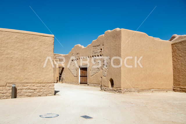 المواقع الأثرية والسياحية في المملكة، التصاميم و الفنون الهندسية المعمارية للمباني الطينية على الطراز القديم، مشروع تطوير الدرعيه التاريخي, الأبواب الخشبية وأسوار قصر سلوى في البجيري في حي الطريف، المباني والبيوت الطينية في الدرعية القديمة بمدينة الرياض
