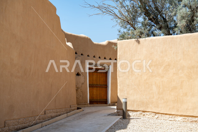 التصاميم و الفنون الهندسية المعمارية للمباني الطينية على الطراز القديم، مشروع تطوير الدرعيه التاريخي, صورة مقربة للأبواب الخشبية وأسوار قصر سلوى في البجيري في حي الطريف، المباني والبيوت الطينية في الدرعية القديمة بمدينة الرياض، المواقع الأثرية والسياحية في المملكة