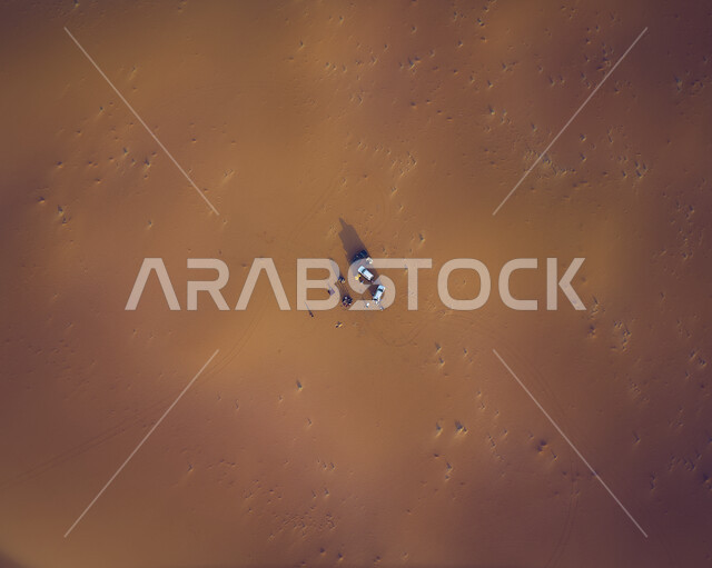 أنشطة ترفيهية في صحراء الربع الخالي, المناظر الطبيعية في البيئة الصحراوية في المملكه العربيه السعودية، تشكيلات الرمال الذهبية الناعمة, صورة جوية لكشتة بر شبابية في الطبيعه الصحراوية