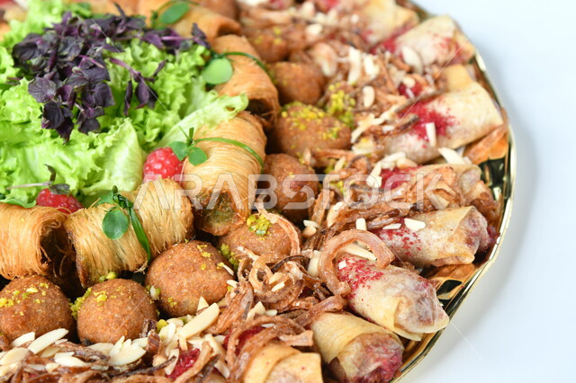 المقبلات الرمضانية الشعبية الشهيرة، الأساليب الفنية في تقديم الطعام، وصفات وأطباق عربية شهية، صورة مقربة لطبق مليء بأصناف المقبلات اللذيذة، مأكولات ذات سعرات حرارية عالية، خلفيه بيضاء