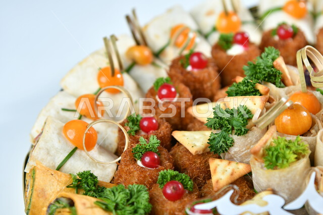 الأساليب الفنية في تقديم الطعام، وصفات وأطباق عربية شهية، صورة مقربة لطبق مليء بأصناف المقبلات اللذيذة، مأكولات ذات سعرات حرارية عالية، المقبلات الرمضانية الشعبية الشهيرة، خلفيه بيضاء