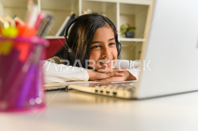 تلميذة سعودية خليجية تدرس في المنزل ،الدراسة من خلال منصة تعليمية للتعلم عن بعد ، تأدية الواجبات المدرسية ، التعلم عن بعد ، مفهوم التعليم عبر الانترنت ، التعليم المنزلي ، العزلة الذاتية .