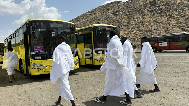 باصات نقل الحجاج والمعتمرين الى مكة المكرمة , أداء مناسك الحج والعمرة , أماكن ومعالم دينية اسلامية مقدسة, الحرم المكي الشريف في مكة المكرمة في المملكة العربية السعودية, وسائل النقل و المواصلات الخاصة بنقل زوار بيت الله الحرام