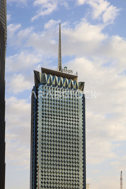 برج البنك الأهلي في مركز الملك عبد الله المالي كافد في، الفن الهندسي المعماري للأبراج وناطحات السحاب الاقتصادية في المملكة العربية السعودية، بنوك ومعالم مدينة الرياض المشهورة، منظر السماء المليئة بالغيوم