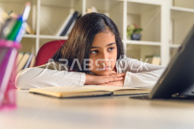 تلميذة سعودية خليجية تدرس في المنزل ،الدراسة من خلال منصة تعليمية للتعلم عن بعد ، تأدية الواجبات المدرسية ، التعلم عن بعد ، مفهوم التعليم عبر الانترنت ، التعليم المنزلي ، العزلة الذاتية .