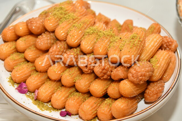 طبق من اللقيمات اللذيذة، صورة مقربة لقطع من حلا أصابع زينب، أطعمة مليئة بالسعرات الحرارية، حلويات وسكريات شهية، مطاعم للمأكولات العربية الشرقية
