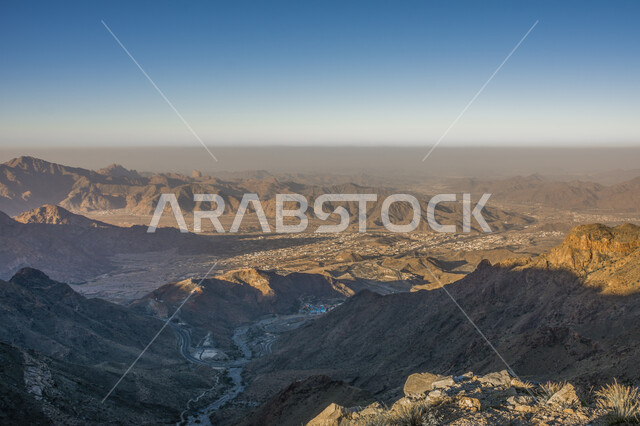 انشاء الطرق المعبدة بين الجبال, المغامرات والرحلات السياحية الترفيهية, التضاريس والتكوينات الصخرية في قمم ومرتفعات المملكة، أماكن السياحة المشهورة في السعودية, الاستمتاع بمناظر الطبيعة في مدينة الطائف, السلاسل الجبلية المرتفعة والتنقل عبر الطرقات الملتوية