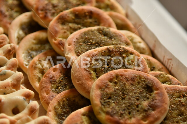 طبق فطور لذيذ، المعجنات و المخبوزات الطازجة، صورة مقربة لسلة من فطائر الزعتر الشهية، مخابز عربية خليجية سعودية، الأساليب الفنية في تقديم الطعام