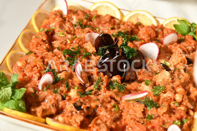 المقبلات الباردة والشهية، صورة مقربة لطبق من متبل الباذنجان المزين بالخضار، وصفات الطعام الشرقية التقليدية، مطاعم ومطابخ المملكة العربية السعودية