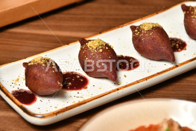 الأساليب الفنية في تقديم الطعام، صورة مقربة  لطبق من الكبة الذهبية، وجبات غذائية ذات سعرات حرارية عالية، اصناف من المأكولات الشرقية، مطاعم ومطابخ المملكة العربية السعودية