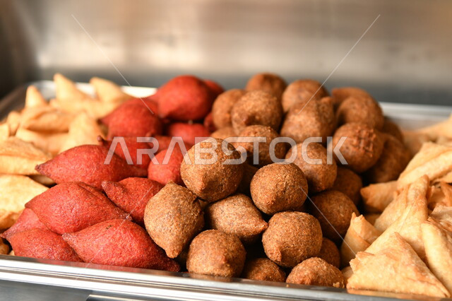 الكبة والسمبوسة المقرمشة، صورة مقربة  لطبق من المقبلات المقلية، وجبات غذائية ذات سعرات حرارية عالية، اصناف من المأكولات الشرقية ، مطاعم ومطابخ المملكة العربية السعودية