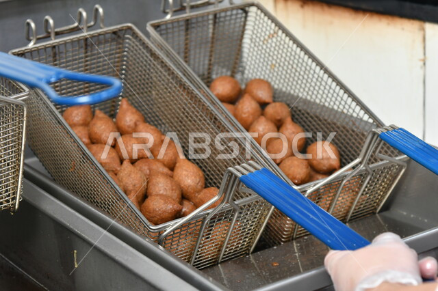 وجبات غذائية ذات سعرات حرارية عالية، صورة مقربة لحبات من الكبة داخل مقلاة، اصناف من المقبلات الشرقية، مطاعم ومطابخ المملكة العربية السعودية