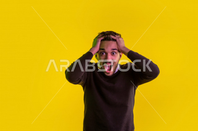 بورتريه لرجل سعودي خليجي مندهش  بإيماءات وجه و يدين تدل على الاندهاش و الذهول ، تعابير وجه و يدين مختلفة ،  خلفية ملونة