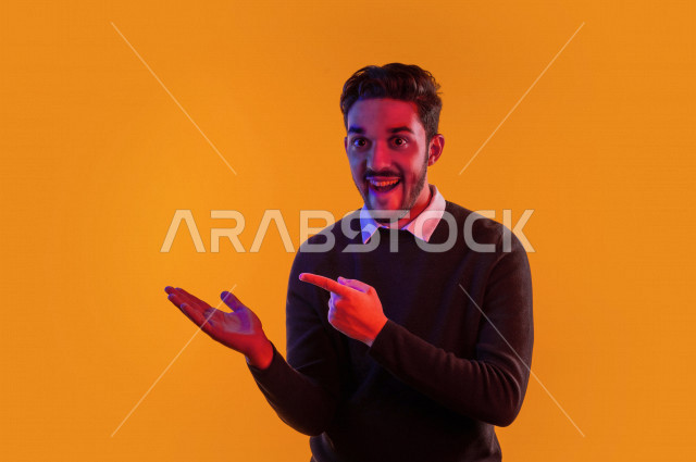 بورتريه رجل سعودي خليجي سعيد  ، ايماءات وجه و يدين مختلفة تدل على السعادة و الفرحة ، الحيوية و الترفيه  ،  خلفية ملونة