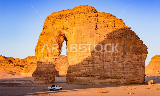 صخرة الفيل في محافظة العلا في السعودية، المعالم الاثرية التاريخية القديمة في وقت النهار، التضاريس في القمم والمرتفعات الجبلية، الاستمتاع في صحاري المملكة, التكوينات الصخرية في المناطق الصحراوية، الاماكن السياحية المشهورة