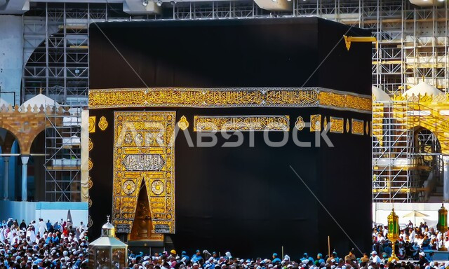 الكعبة المشرفة في مكة المكرمة في المملكة ، قدوم حجاج بيت الله الحرام لأداء مناسك الحج والعمرة ، العبادة والتقرب الى الله تعالى ، المعالم الدينية الاسلامية في السعودية