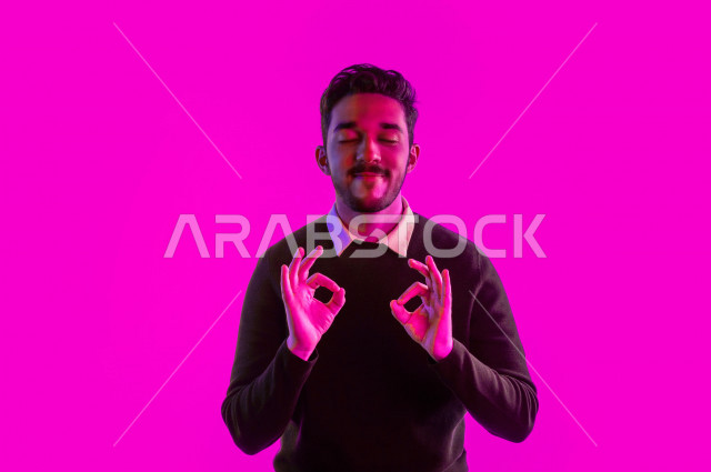 بورتريه رجل سعودي خليجي سعيد  ، ايماءات وجه و يدين مختلفة تدل على السعادة و الفرحة ، الحيوية و الترفيه  ،  خلفية ملونة