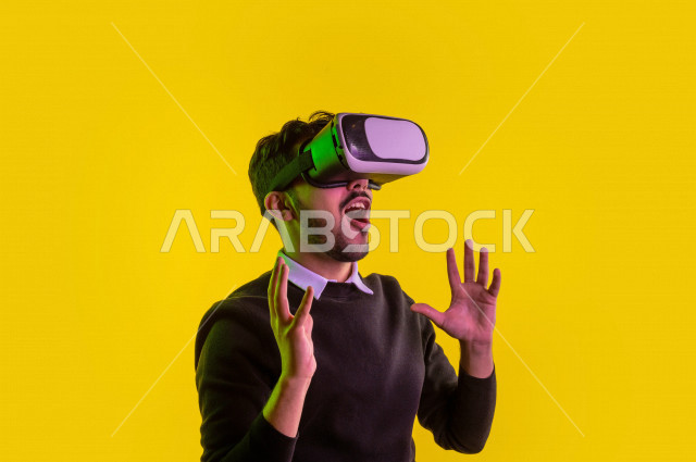 بورتريه رجل سعودي خليجي سعيد ،يضع جهازVR Box، ايماءات وجه و يدين تدل على السعادة و الاستمتاع ، استخدام تقنية ثلاثية الابعاد ، خلفية ملونة