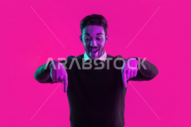 بورتريه رجل سعودي خليجي سعيد  ، ايماءات وجه و يدين مختلفة تدل على السعادة و الفرحة ، الحيوية و الترفيه  ،  خلفية ملونة