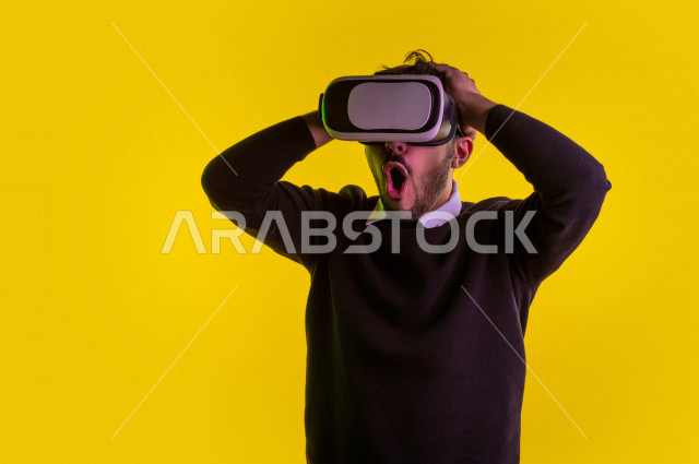 بورتريه رجل سعودي خليجي سعيد ،يضع جهازVR Box، ايماءات وجه و يدين تدل على السعادة و الاستمتاع ، استخدام تقنية ثلاثية الابعاد ، خلفية ملونة