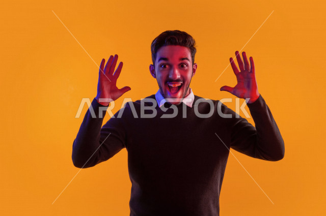 بورتريه رجل سعودي خليجي سعيد  ، ايماءات وجه و يدين مختلفة تدل على السعادة و الفرحة ، الحيوية و الترفيه  ،  خلفية ملونة