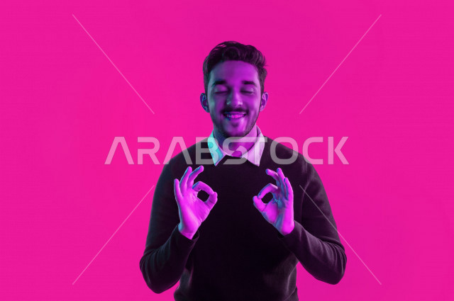 بورتريه رجل سعودي خليجي سعيد  ، ايماءات وجه و يدين مختلفة تدل على السعادة و الفرحة ، الحيوية و الترفيه  ،  خلفية ملونة