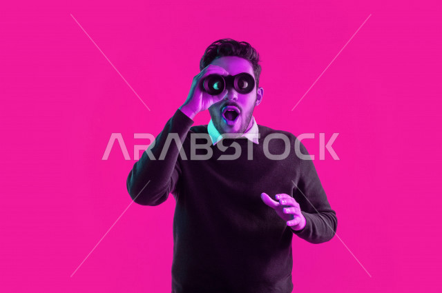بورتريه رجل سعودي خليجي مستكشف ، يستخدم الناظور، البحث والاستكشاف ، خلفية ملونة
