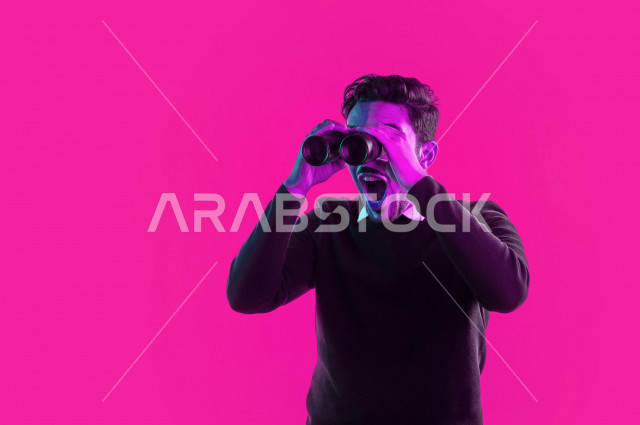 بورتريه رجل سعودي خليجي مستكشف ، يستخدم الناظور، البحث والاستكشاف ، خلفية ملونة