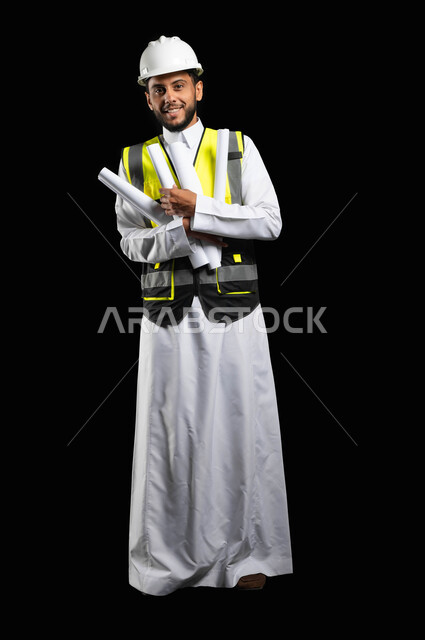 دعم وتنمية القطاع الهندسي، بورتريه لمهندس عربي خليجي سعودي يرتدي الزي التقليدي وسترة الحماية  والخوذة الخاصة بالعمل، الاشراف على تطبيق الخطط الهندسيه، ادارة المشاريع وتدقيقها، مهن ووظائف هندسية، الجسم بالطول الكامل, خلفية سوداء,محتوى حساس, استخدام حساس