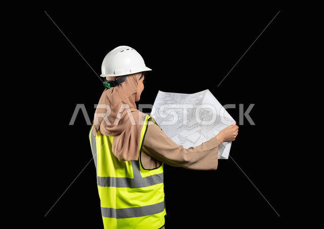 مراجعة المخططات الهندسية وتدقيقها, بورتريه مهندسة معمارية عربية سعودية خليجية تحمل بيدها مخطط البناء ، مهندسة انشاءات محجبة ترتدي بدلة السلامة في العمل، لباس رسمي للعمل ، خوذة العمل, مشروع بناء ، خلفية سوداء,محتوى حساس, استخدام حساس