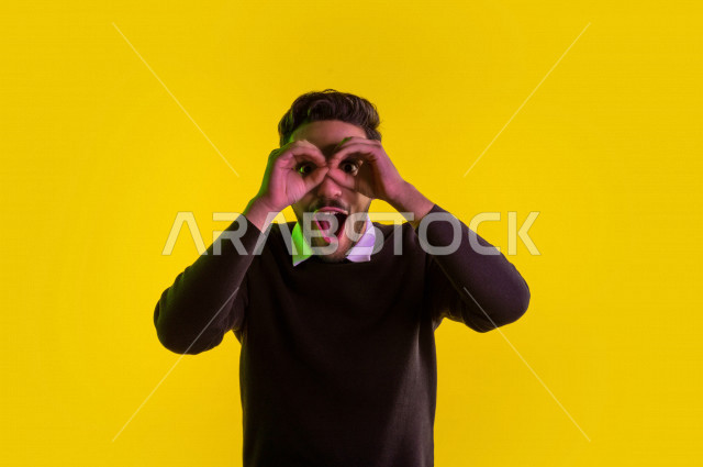 بورتريه رجل سعودي خليجي مستكشف ، يستخدم الناظور، البحث والاستكشاف ، خلفية ملونة