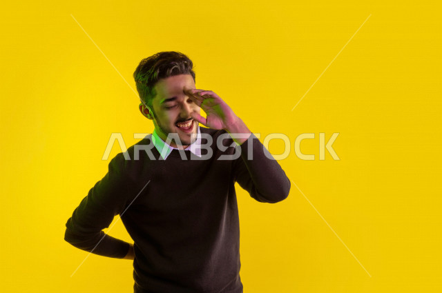 بورتريه رجل سعودي خليجي سعيد  ، ايماءات وجه و يدين مختلفة تدل على السعادة و الفرحة ، الحيوية و الترفيه  ،  خلفية ملونة