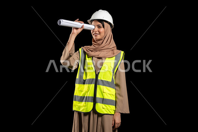 بورتريه جانبي لمهندسة عربية خليجية سعودية محجبة مبتسمة ترتدي خوذة الحماية تنظر نظرة مستقبلية هندسية، خلفية سوداء، استخدام حساس, محتوى حساس