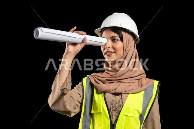 مشاريع هندسية و مخططات لبناء الوطن, بورتريه لمهندسة عربية خليجية سعودية محجبة ترتدي خوذة الحماية, نظرة مستقبلية سعودية, خلفية سوداء، استخدام حساس, محتوى حساس