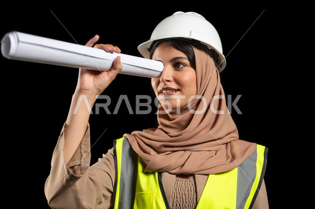 تقدم و تطور المملكة السعودية, بورتريه مقرب لمهندسة عربية خليجية سعودية محجبة ترتدي خوذة الحماية، رؤية سعودية مستقبلية 2030,  مهنة هندسية, خلفية سوداء, محتوى حساس, استخدام حساس