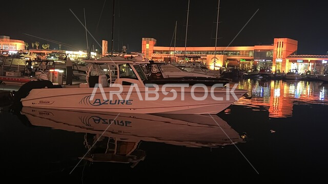 إطلالة ليلية على كورنيش جدة عروس البحر ، الواجهة البحرية في سواحل البحر الأحمر ، المعالم السياحية والساحلية المشهورة المضائة ليلا في المملكة العربية السعودية ، مرسى السفن والقوارب على الشواطئ البحرية