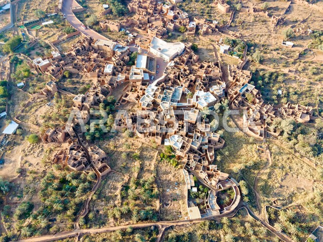 الحضارة التاريخية القديمة في المملكة العربية السعودية، صورة جوية علوية لاشجار النخيل بين البيوت الطينية في قرية اشيقر التراثية في محافظة شقراء بمدينة الرياض, المعالم والاماكن السياحية المشهورة