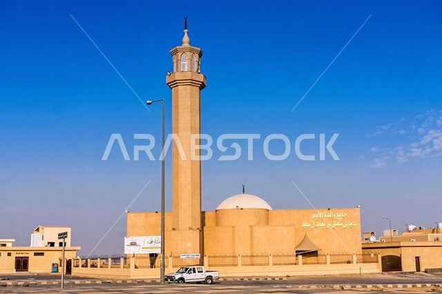 مسجد والدة الأمير سعود بن سلمان بن محمد في منطقة أوبود في الرياض، الاهتمام بالمعالم والأماكن الاسلامية الدينية في المملكه العربيه السعوديه, التصاميم والديكورات الهندسية المعمارية للقبب والمآذن في المساجد