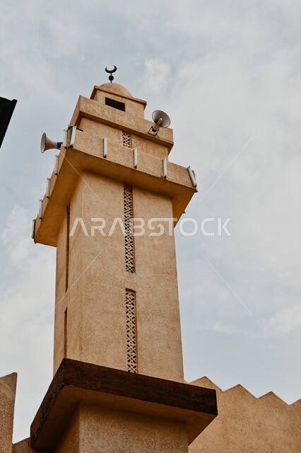 العبادة والتقرب إلى الله، صورة مقربة لمنارة المسجد، ارتفاع صوت الأذان، دعوة ونداء المسملين للصلاة، مآذن الجوامع والمساجد في المدينة المنورة