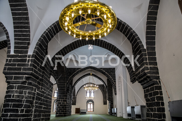 الديكورات والإضاءة الداخلية المتميزة، مسجد الغمامة في الجهة الغربية الجنوبية للمسجد النبوي، جامع المصلى في المدينة المنورة، الفن الهندسي المعماري المتميز على الطراز الإسلامي، المساجد الأثرية التاريخية في المملكة العربية السعودية