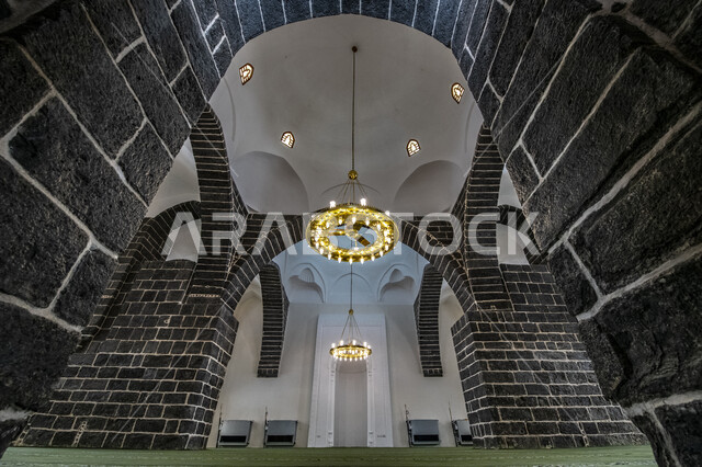 الديكورات والإضاءة الداخلية المتميزة، مسجد الغمامة في الجهة الغربية الجنوبية للمسجد النبوي، جامع المصلى في المدينة المنورة، الفن الهندسي المعماري المتميز على الطراز الإسلامي، المساجد الأثرية التاريخية في المملكة العربية السعودية