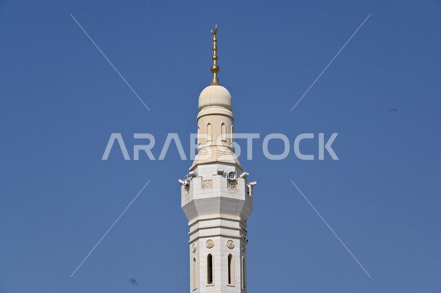 مفهوم العبادة والتقرب الى الله، صورة مقربة لماذنة وقبة مسجد قباء في المدينة المنورة، الفن الهندسي المعماري على الطراز الاسلامي لمنارات المساجد والجوامع، دعوة ونداء المسلمين الى الصلاة في المملكة العربية السعودية